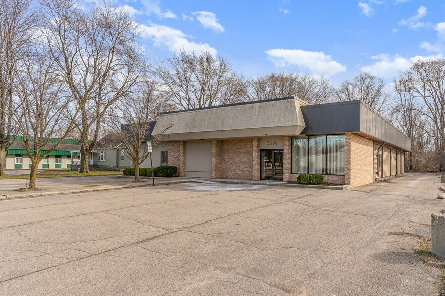 3588 Center Ave, Essexville, MI for sale - Primary Photo - Image 1 of 40