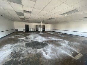 122 Lakes Blvd, Lake Park, GA for lease Interior Photo- Image 2 of 2