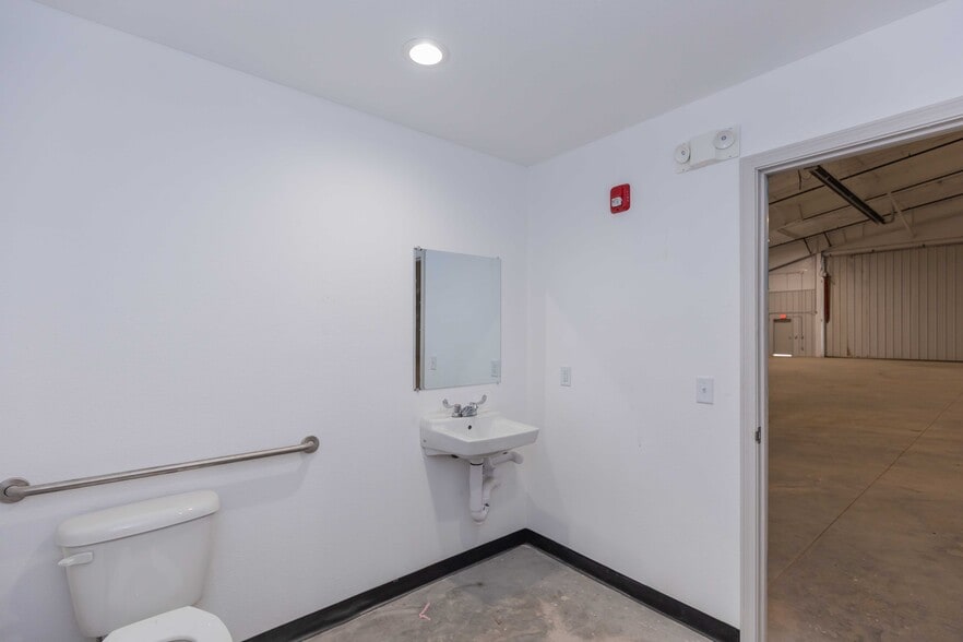 3409 Airway Blvd, Amarillo, TX for lease - Interior Photo - Image 2 of 9