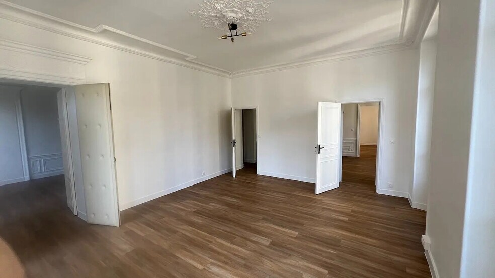 Office in Paris for lease - Interior Photo - Image 2 of 5