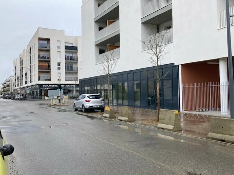 Retail in Bondoufle for sale - Building Photo - Image 1 of 6