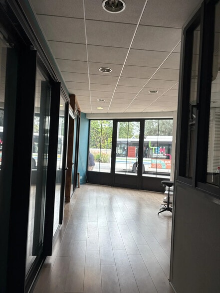 Retail in Bordeaux for lease - Interior Photo - Image 1 of 12