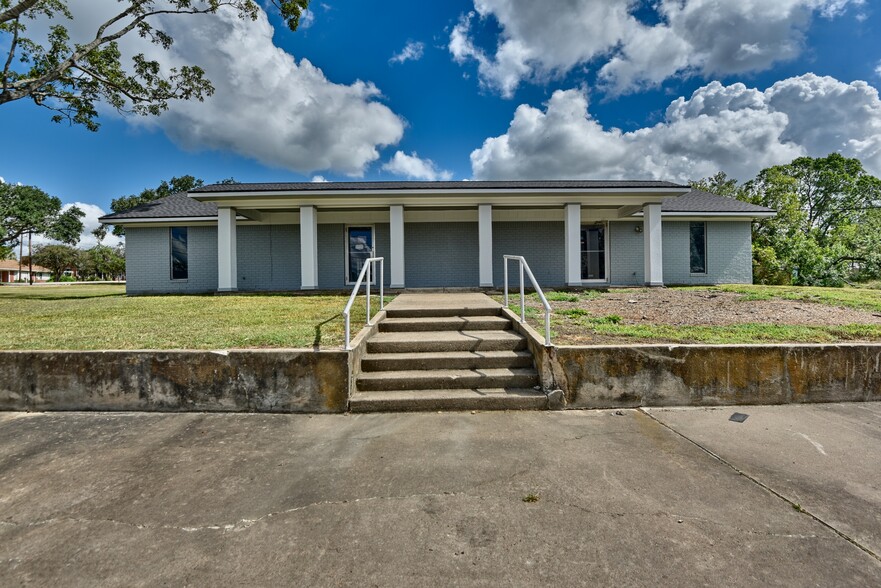 238 W Main St, Bellville, TX for lease - Building Photo - Image 1 of 8