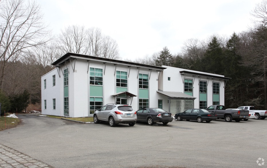 18 Titus Rd, Washington Depot, CT 06794