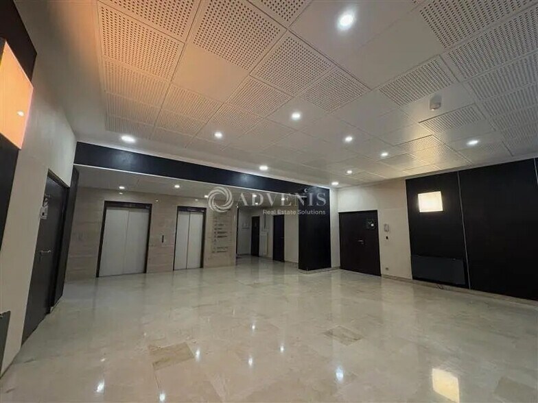 Office in Meudon for lease - Lobby - Image 2 of 4