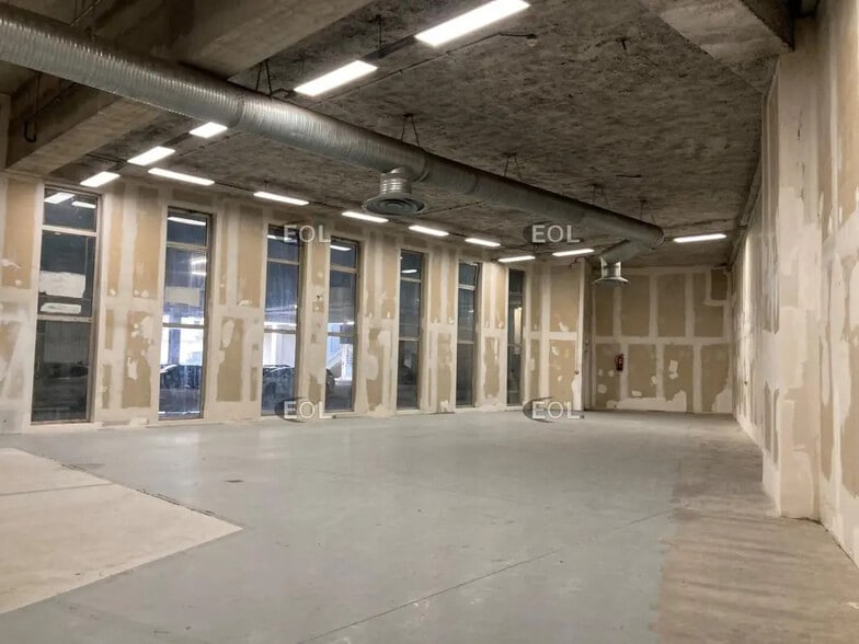 Flex in Ivry-sur-Seine for lease - Building Photo - Image 1 of 5