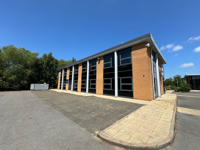 De Havilland Dr, Liverpool for lease - Building Photo - Image 2 of 5