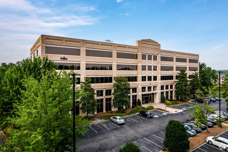 301 McCullough Dr, Charlotte, NC for lease - Building Photo - Image 2 of 41