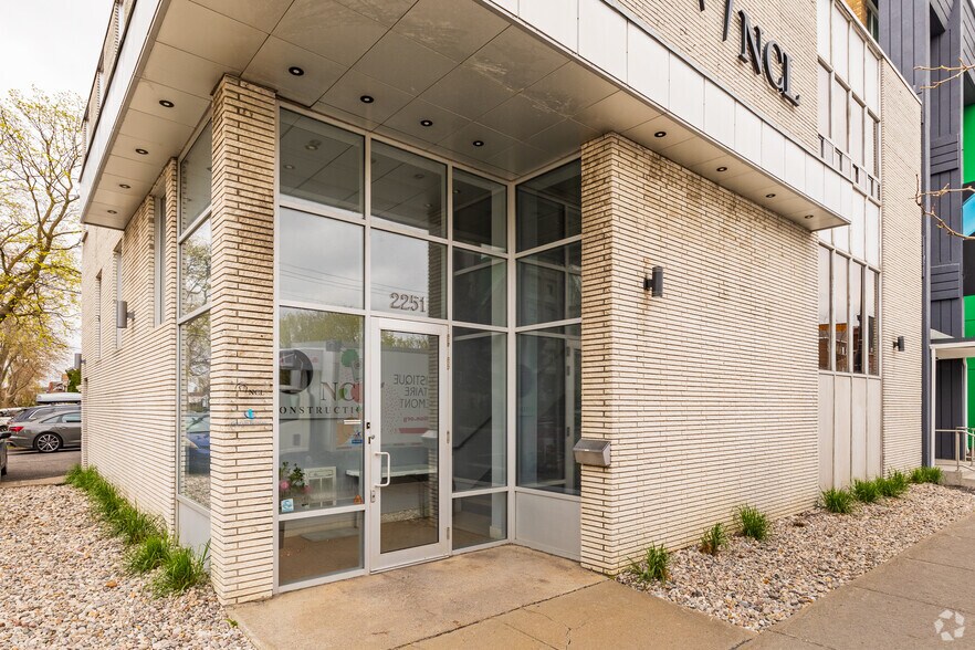 2251 Rue Jean-Talon E, Montréal, QC for lease - Building Photo - Image 2 of 2