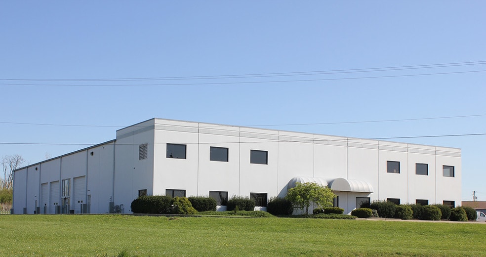 2015 Stapleton Ct, Forest Park, OH for lease - Primary Photo - Image 1 of 3