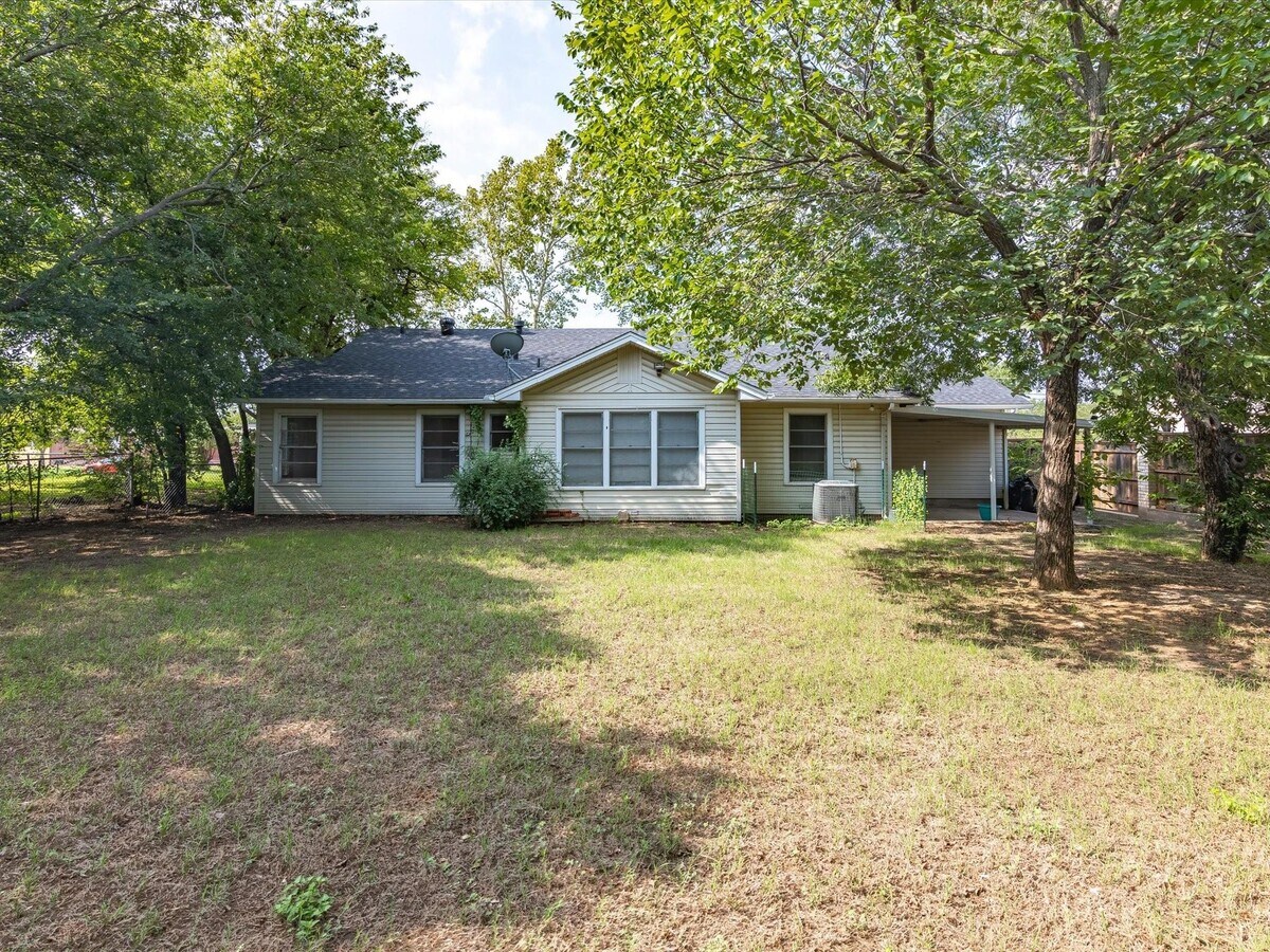 505 Walnut St, Bowie, TX 76230