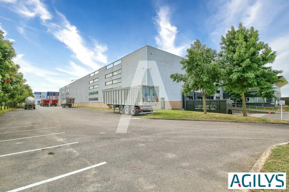Industrial in Saint-Michel-sur-Orge for lease Building Photo- Image 1 of 5