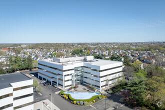 669 River Dr, Elmwood Park, NJ - aerial  map view