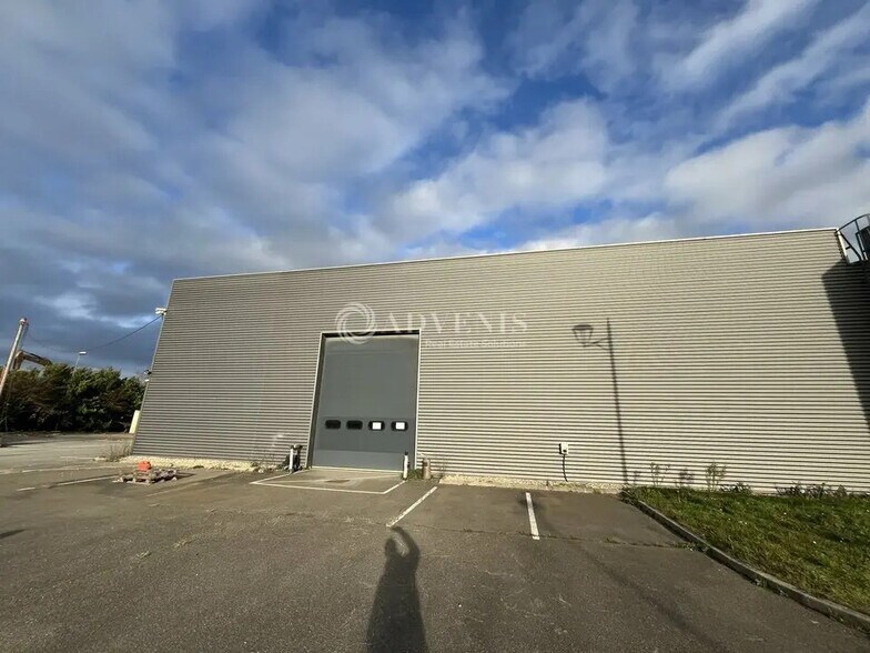 Flex in Coignières for lease - Building Photo - Image 2 of 4