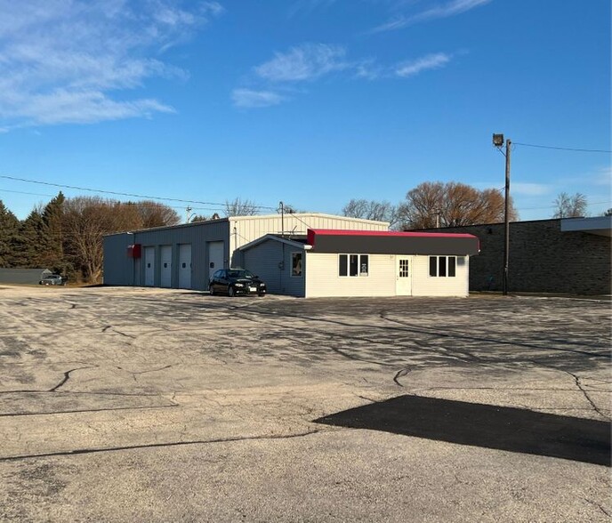 3724 Calumet Ave, Manitowoc, WI for lease - Building Photo - Image 2 of 8