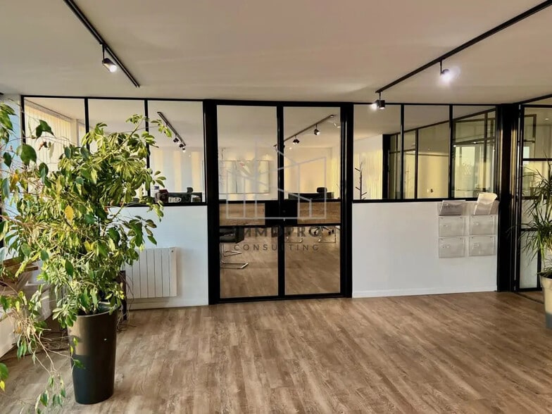 Office in Isneauville for lease - Interior Photo - Image 2 of 3