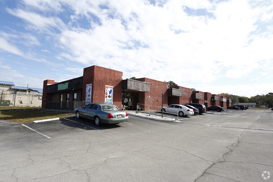 3616-3640 Commercial Way, Spring Hill, FL for sale - Primary Photo - Image 1 of 1
