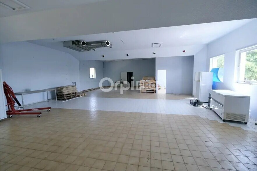 Flex in Bouaye for lease - Interior Photo - Image 1 of 5