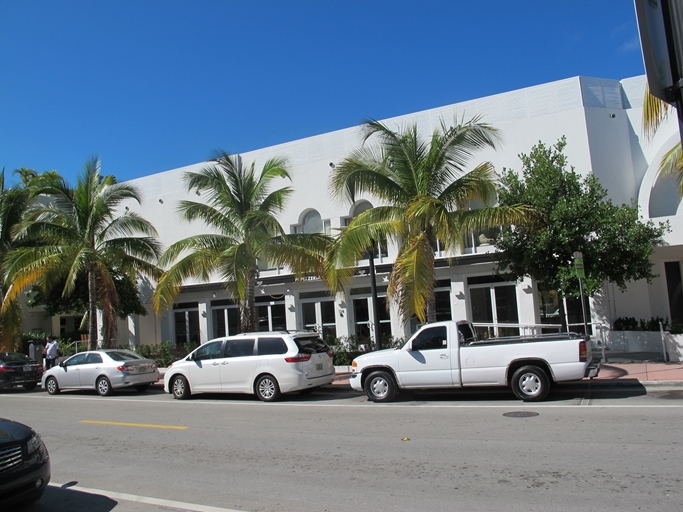 124-136 Collins Ave, Miami Beach, FL for lease - Building Photo - Image 2 of 9