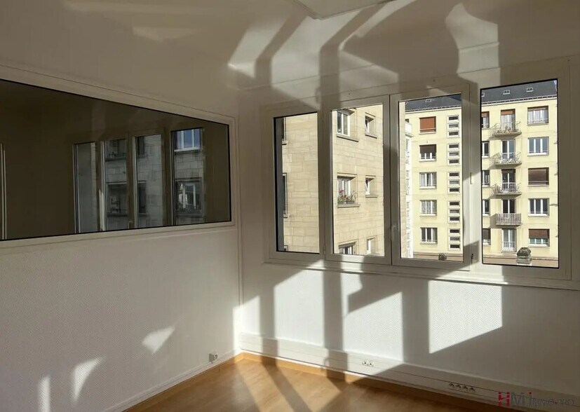 Office in Rouen for lease - Interior Photo - Image 2 of 8