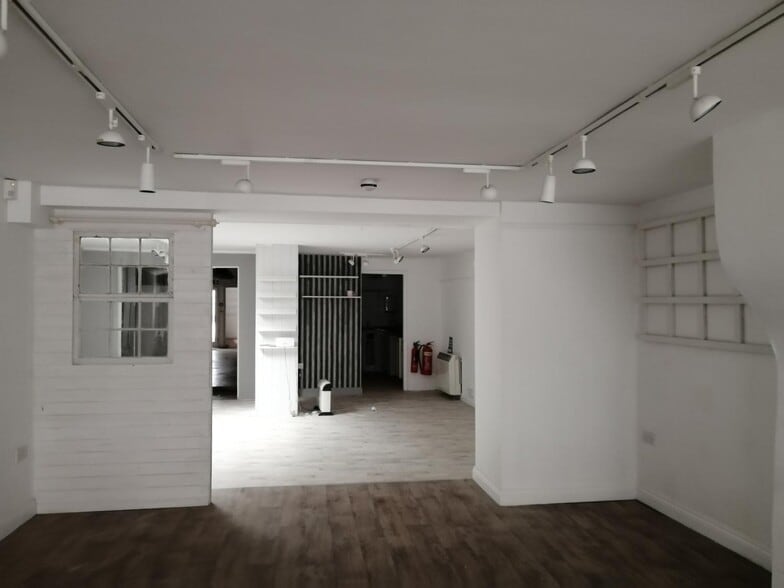 53 High St, Witney for lease - Interior Photo - Image 3 of 8