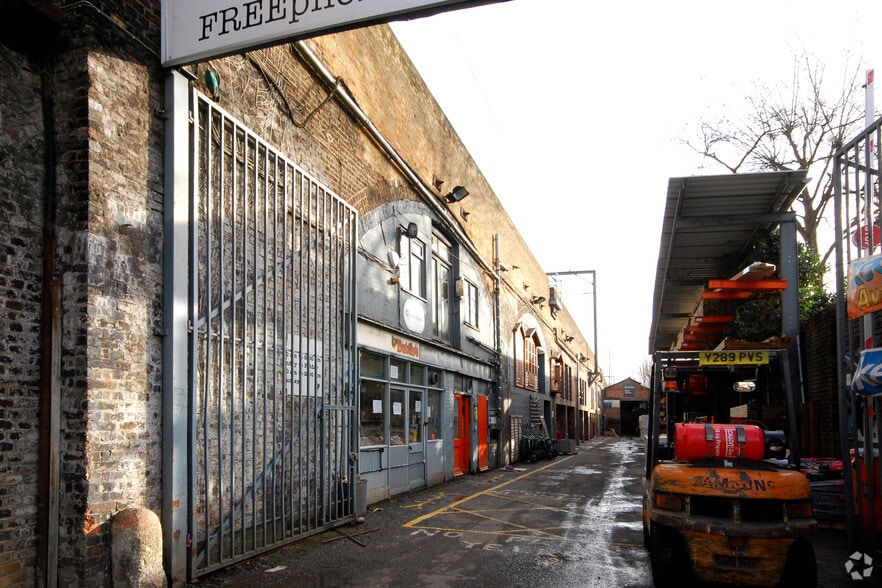 29-41 Castle Mews, London for lease - Building Photo - Image 3 of 7