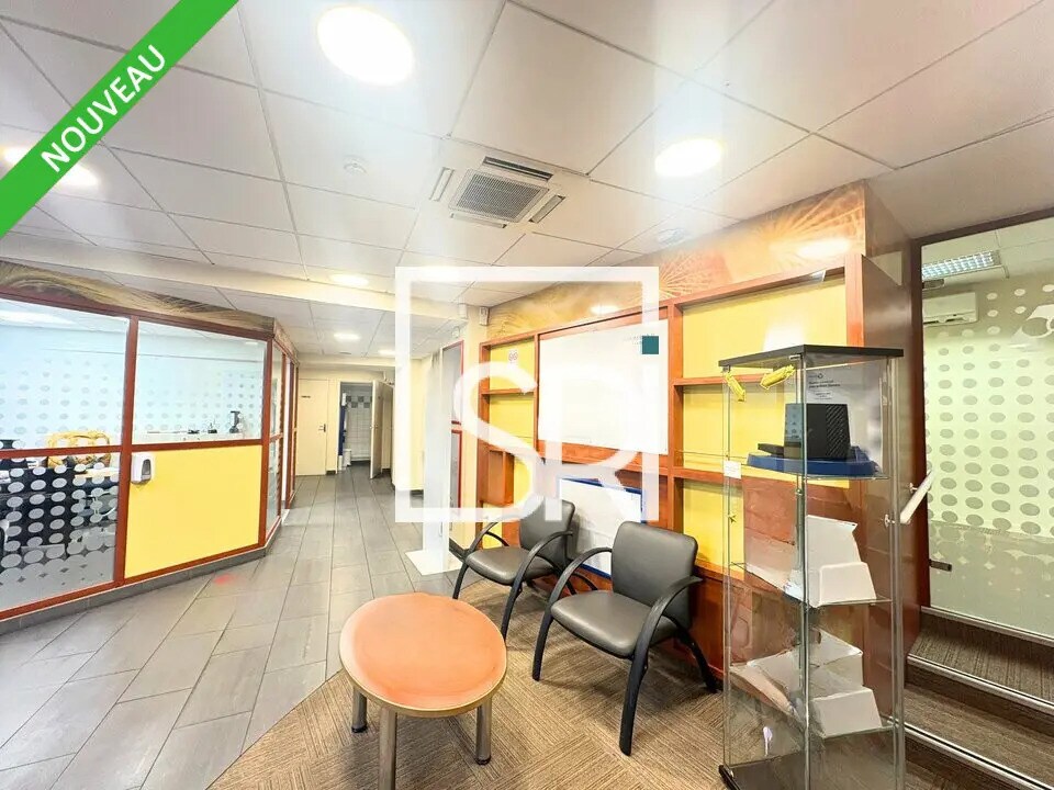 Location Bureaux 218 m² - Photo 1