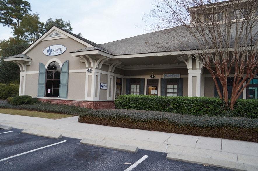 18 Oak Forest Rd, Bluffton, SC for lease - Building Photo - Image 2 of 6