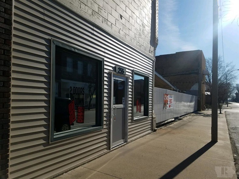 255 S Main St, Blandinsville, IL 61420