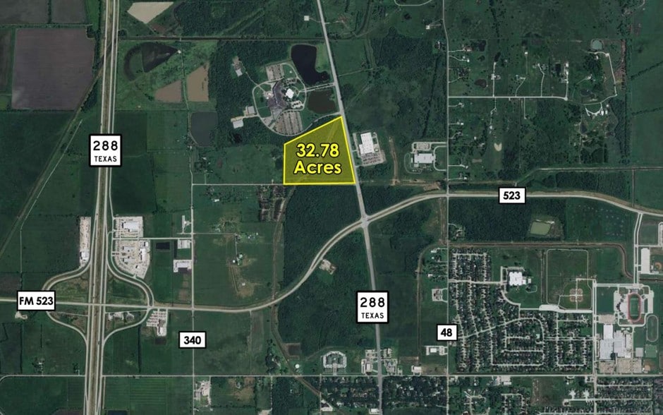 1033 County Rd 339, Angleton, TX 77515