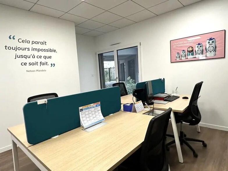 Retail in Bron for lease - Interior Photo - Image 1 of 8