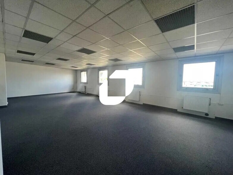 Office in Saint-Ouen-sur-Seine for lease - Building Photo - Image 3 of 8