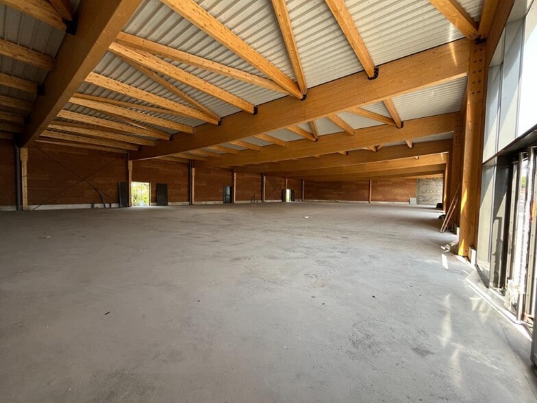 Retail in Botans for lease - Interior Photo - Image 2 of 2