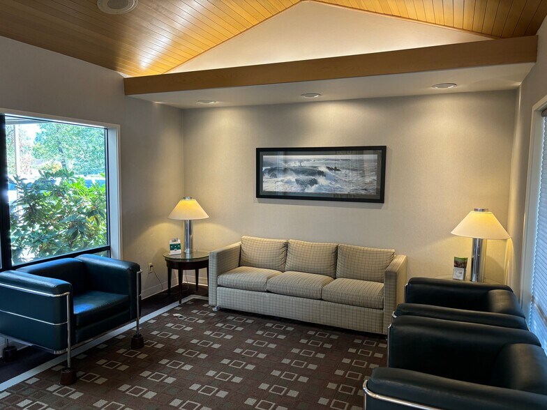 1605 McAndrews Rd, Medford, OR for lease - Lobby - Image 2 of 4