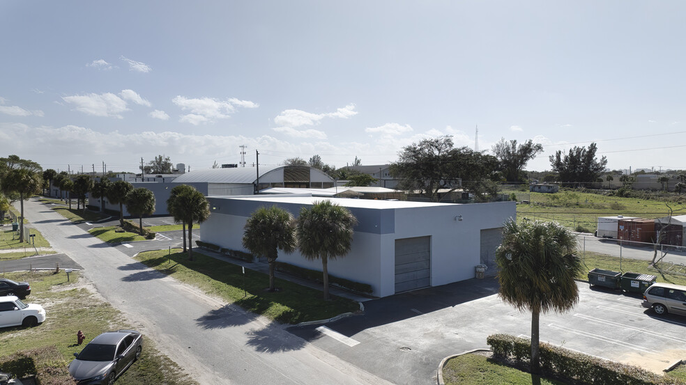 1243 W 52nd St, Mangonia Park, FL for lease - Building Photo - Image 3 of 9