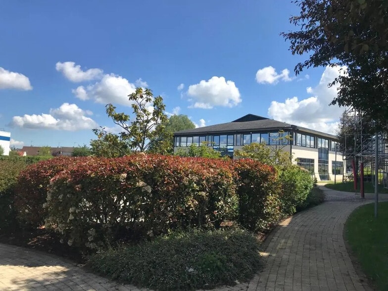 Flex in Trappes for lease - Building Photo - Image 3 of 5