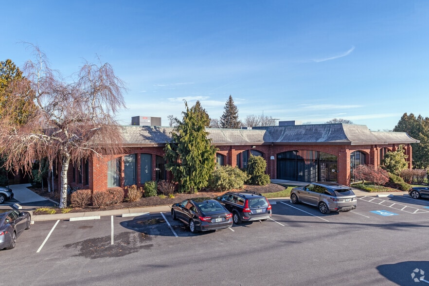 35 Sockanosset Cross Rd, Cranston, RI for lease - Building Photo - Image 3 of 6