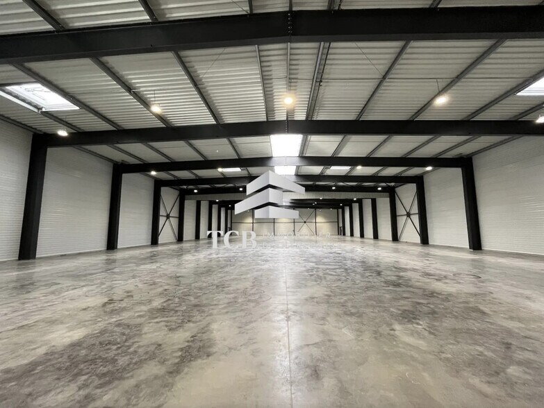 Flex in Saint-Aignan-Grandlieu for lease - Interior Photo - Image 2 of 5