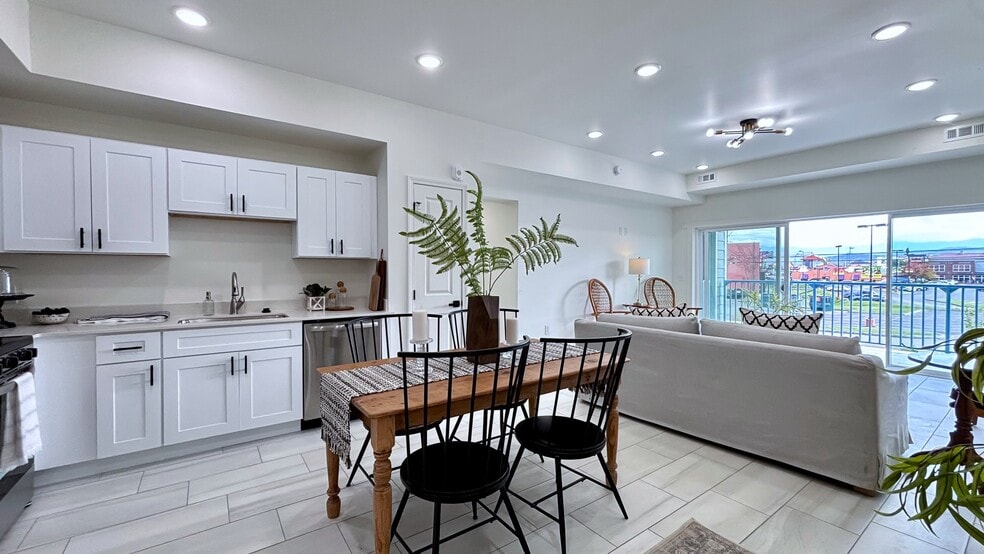 129 Sugarfoot Way, Pigeon Forge, TN for sale - Interior Photo - Image 2 of 25