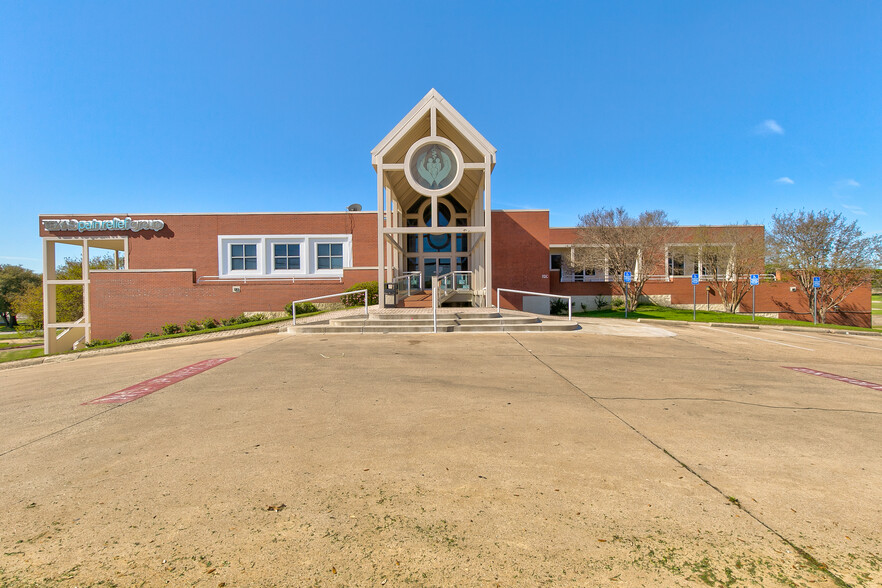 1717 Precinct Line Rd, Hurst, TX for lease - Building Photo - Image 1 of 21