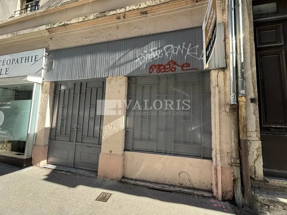 Retail in Lyon for sale Building Photo- Image 1 of 11