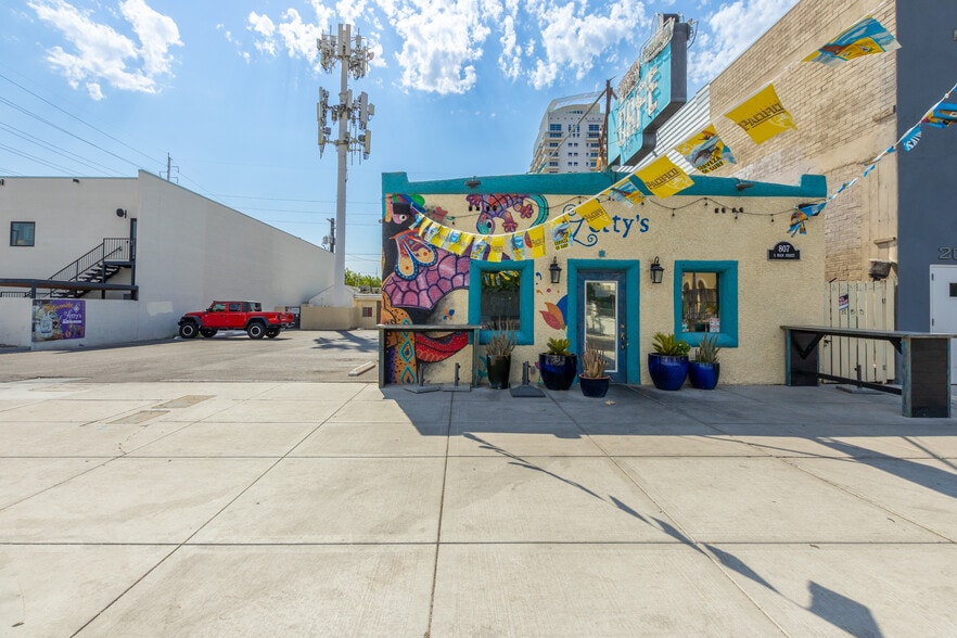 808 S 1st St, Las Vegas, NV for sale - Building Photo - Image 3 of 32