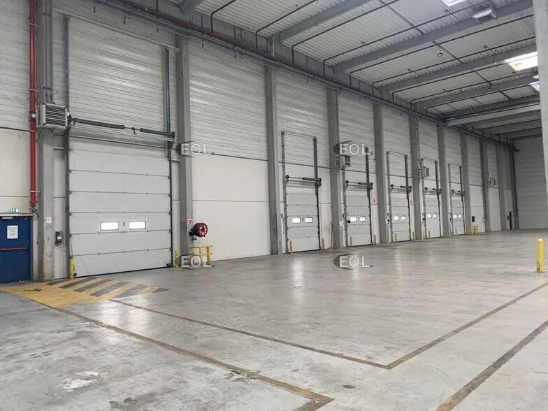 Industrial in for lease - Interior Photo - Image 3 of 12