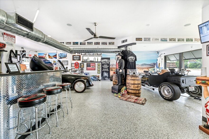 716a, 716b, 720, 722 W. Euless Blvd portfolio of 2 properties for sale on LoopNet.com - Building Photo - Image 3 of 21