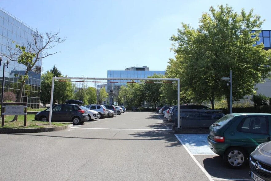 18 Rue Grange Dame Rose, Vélizy-Villacoublay for lease - Building Photo - Image 3 of 11