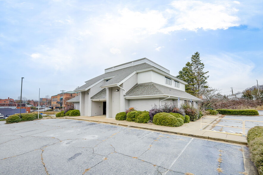 201 E 1st Ave, Easley, SC for lease - Building Photo - Image 2 of 46