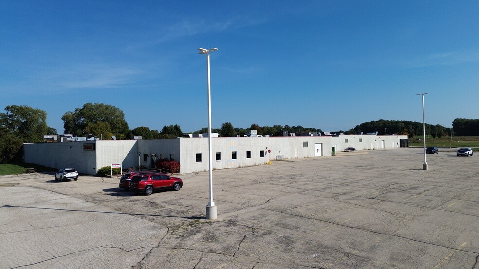 3701 Decorah Rd, West Bend, WI for lease - Building Photo - Image 2 of 4