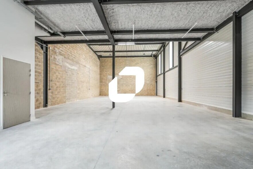 Office in Lieusaint for lease - Interior Photo - Image 3 of 11