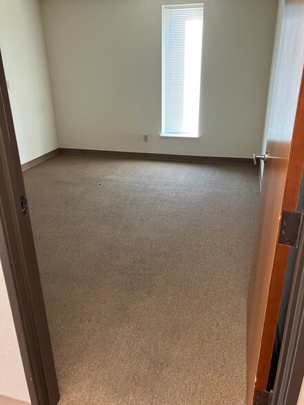 8401 Gateway Ter, Oklahoma City, OK for lease - Interior Photo - Image 3 of 10