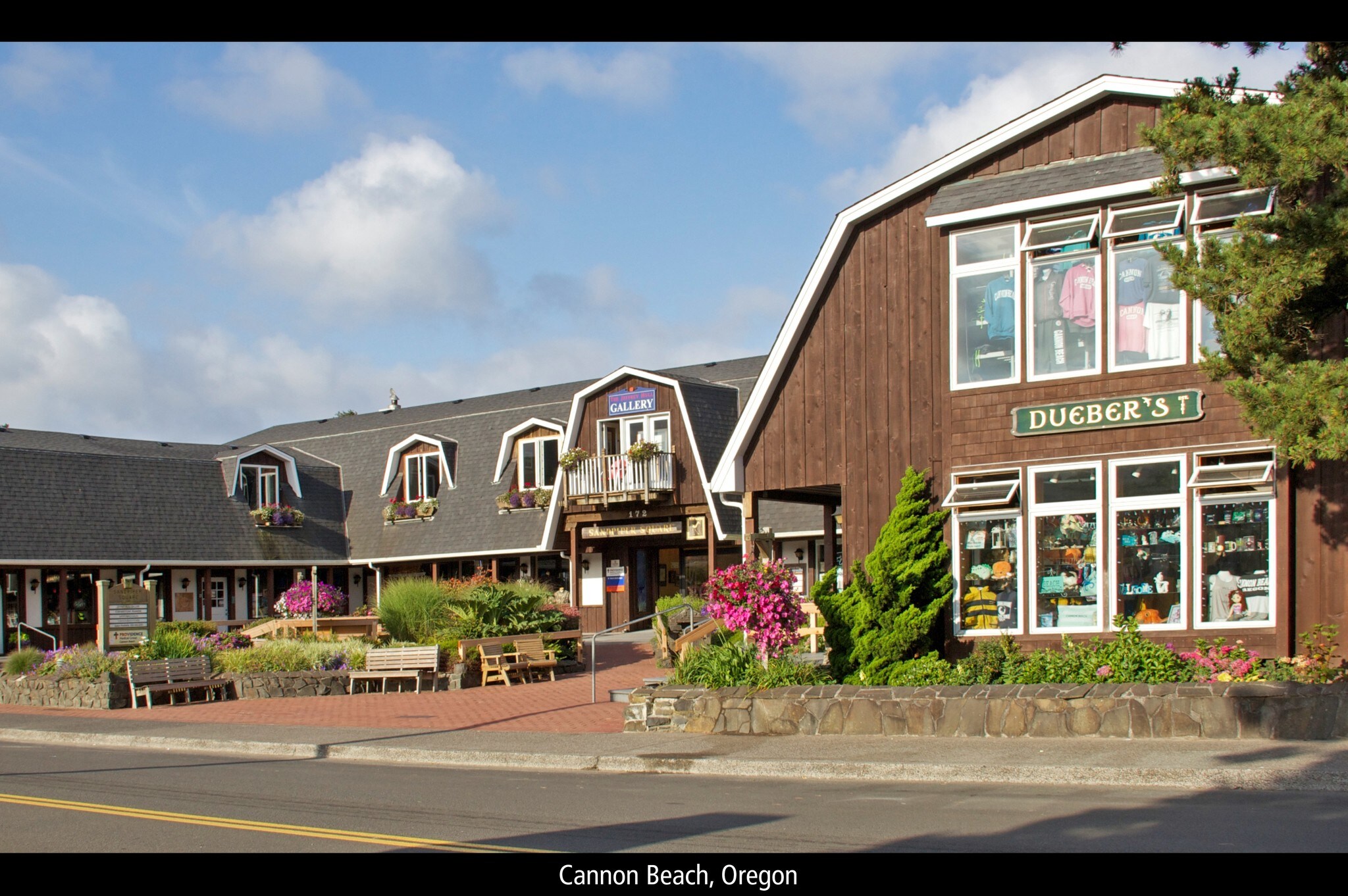 172 N Hemlock St, Cannon Beach, OR for sale Building Photo- Image 1 of 1